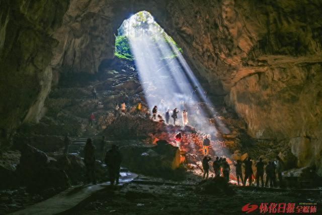 图说怀化｜鹤城黄岩金鸡洞内现“光瀑”奇观