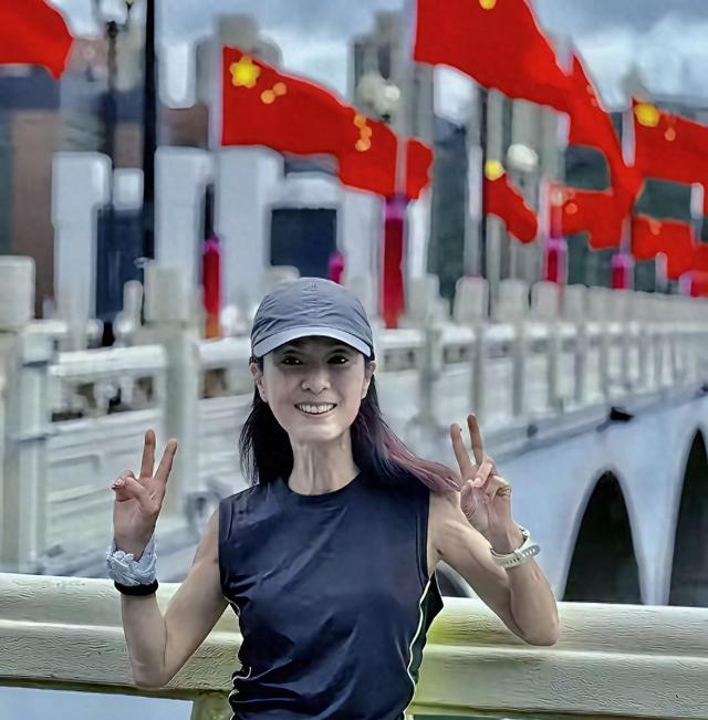 ​米雪今年整整70周岁，这状态也太好了吧	，胜过多少50岁的女性