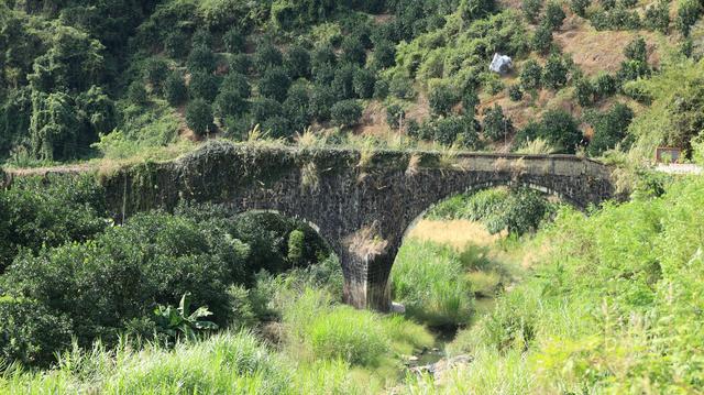 松口到蕉岭福建上杭的要道上，被荒废的清代石拱桥五星桥