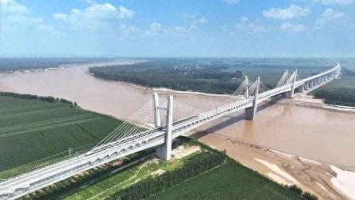 世界首座地锚式回转缆悬索桥贯通！济新高速黄河大桥改写桥梁史