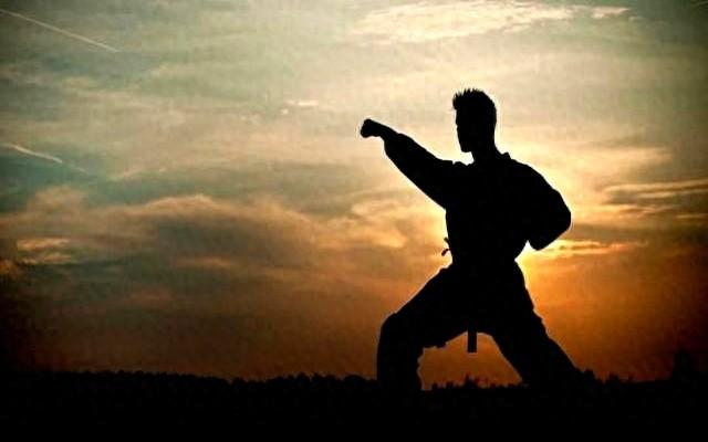 练拳十年不如懂这招！骨盆如磨盘，你的发力为何总差一口气？