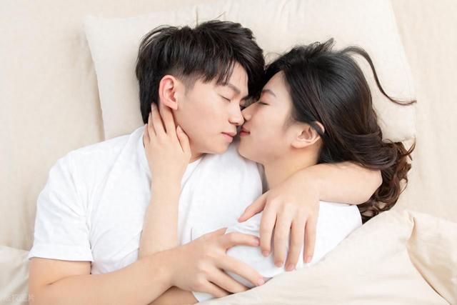 分房睡1年后我才懂：男人能忍住不碰你	，不是体贴是情感撤离宣言