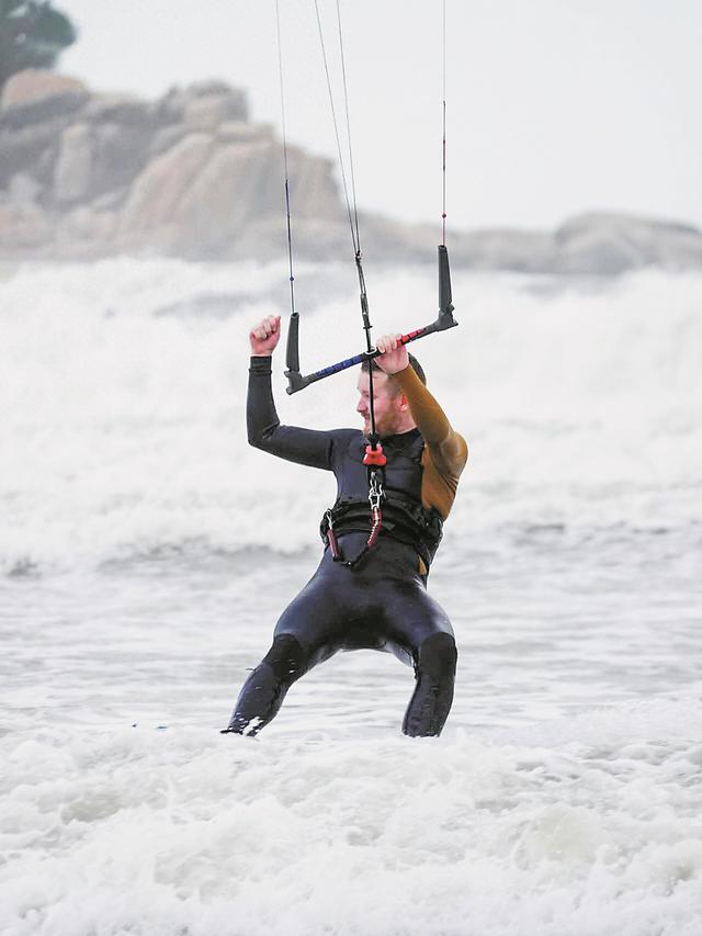 看，国外友人来岚追风逐浪