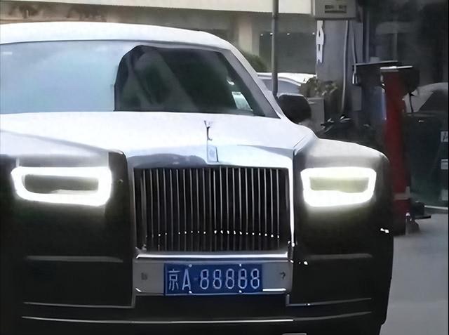 京A88888的车主是谁？多国首脑在他的车上签名，一辆车价值2个亿