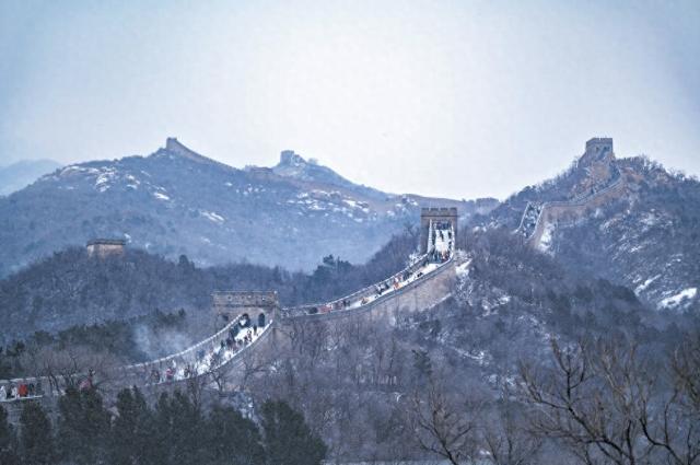 雪后雄关的两道风景线