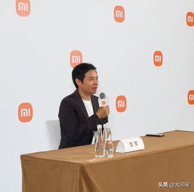 雷军称跟苹果竞争是个漫长而痛苦的过程！喊话“果粉”许愿：苹果不做的我们做！新5年计划研发投入2000亿元