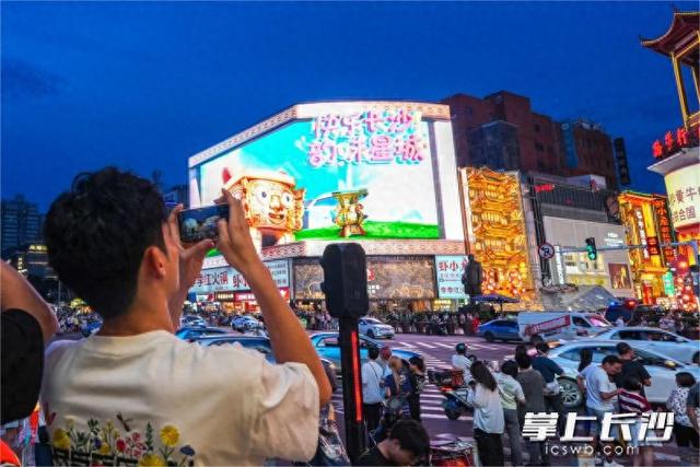 国宝青铜器“飞临”黄兴路！长沙市旅发大会预热，裸眼3D点亮三千年文明之光