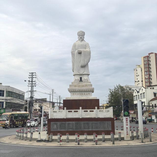 蔡氏始祖是上蔡县的蔡叔度，陵墓三千多年保持原样，实在难能可贵