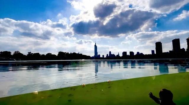 玄武湖惊现"超级大鱼缸",8米玻璃直通湖底,专利技术惊艳全国