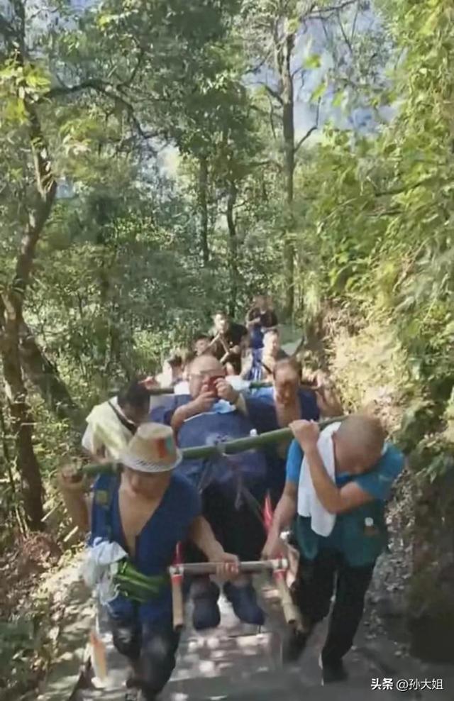 一位外地游客,在峨眉山请8个轿夫,共花22100元,抬着他上山下山