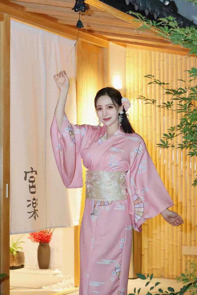 日本姑娘来中国旅游后，回国向妈妈诉说：理解了中国人的喝两杯