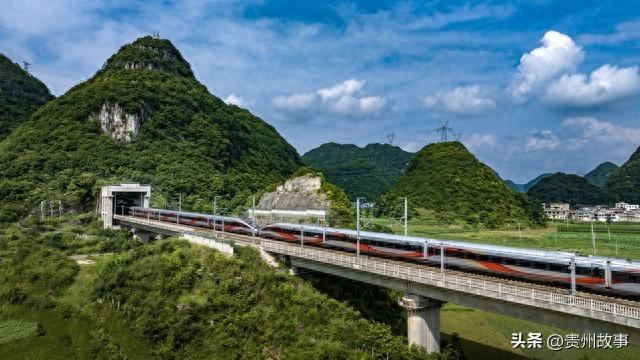 香港高铁专列驶入贵州，近600名游客开启五日山水之旅