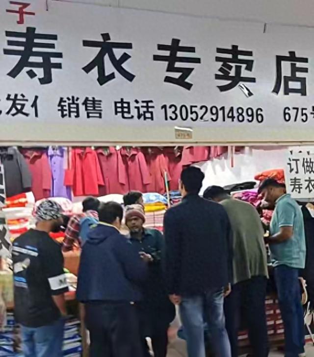 笑不活了！江苏一寿衣店被外国人疯狂抢购，原因竟是商店招牌