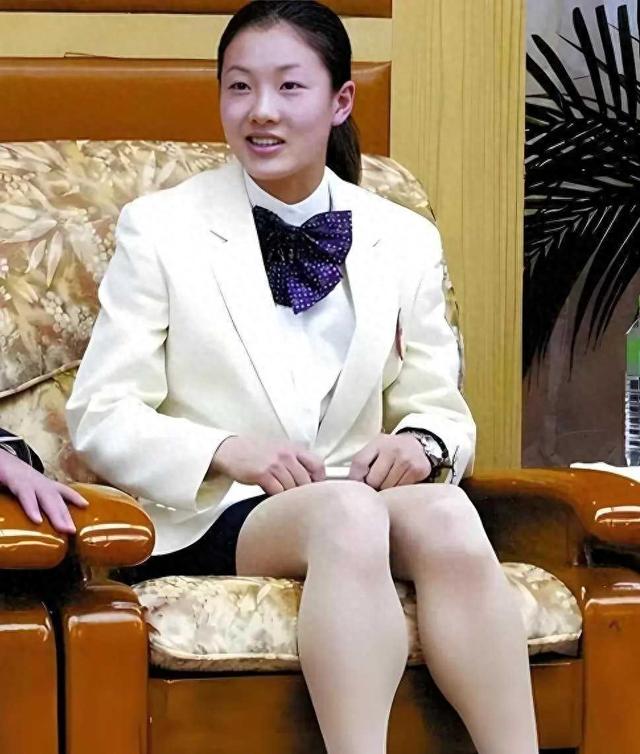 伏明霞长女梁思渝：23岁进哈佛做慈善，为母争光