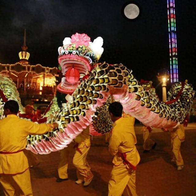石景山游乐园中秋藏王炸：22 米纸龙“缠”月亮，项目玩到爽！