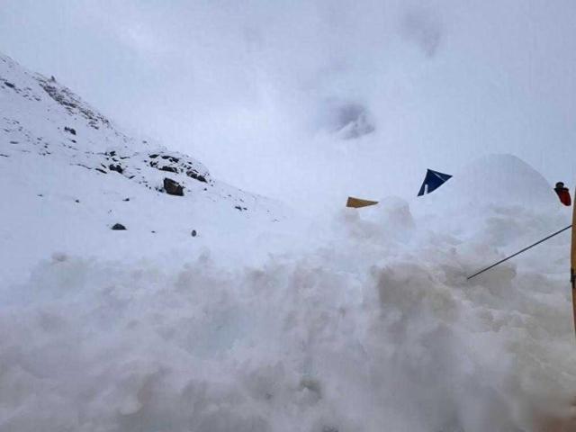 珠峰脚下千人被困，雪夜抢命无人预判，谁在等下一个奇迹？