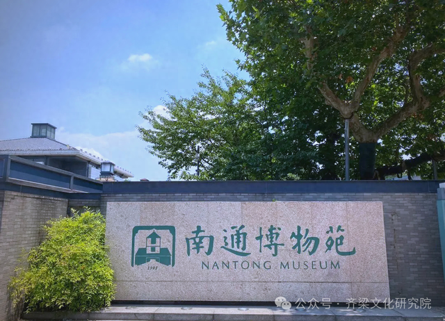 南通博物苑推荐南朝文物是南朝青瓷鸡首壶。