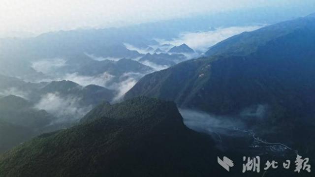 咸丰大团坝云海日出吸引游客拍照打卡