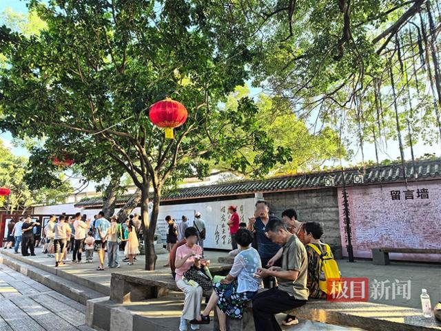 致敬“沉默的荣耀”：82岁红军后代乘10小时高铁到福州拜谒吴石故居