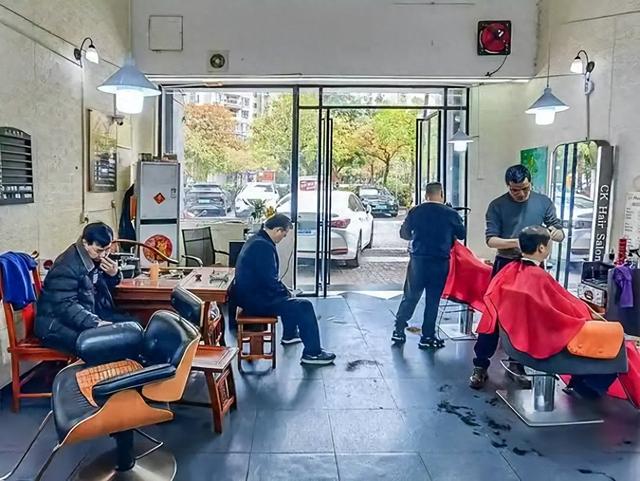 明明不受电商影响，为啥理发店还是大量倒闭？锅要掰成两瓣背