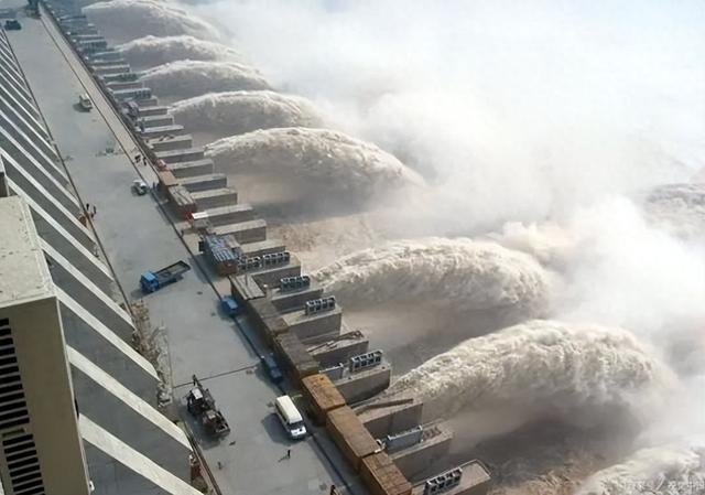 修建三峡工程，日本故意提供4000吨劣质钢材，海关如何应对的？