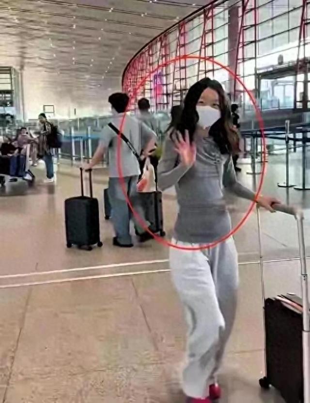 天呐 周冬雨机场照翻车 无滤镜油头真空穿搭 这着装打扮真是一言难尽