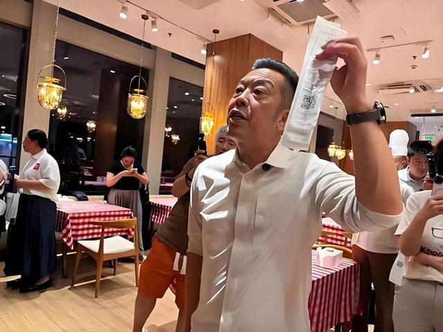 贾国龙想学雷军沟通，结果翻车了，老罗一句话就赢了全网
