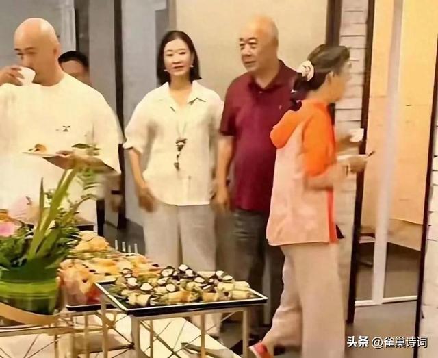 宋祖英，私下聚会照流出，穿棉麻衣留短发，印象被完全颠覆呢