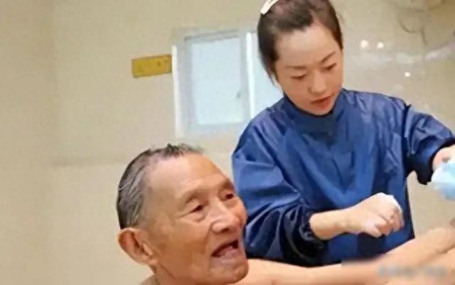 陕西女子专为老人提供服务，500元一次，常抱怨：身上全是烂疮