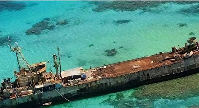 趴在中国仁爱礁9000多天的菲律宾军舰，如今已经再也拖不走了！