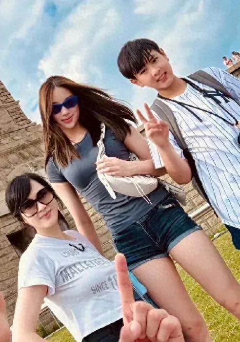 吴尊的女儿才14岁，怎么比28岁的女人还成熟，发育的也太好了吧！