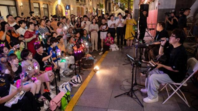 罗小罗现身引爆茂名北路，“微醺夜巷”亮夜经济