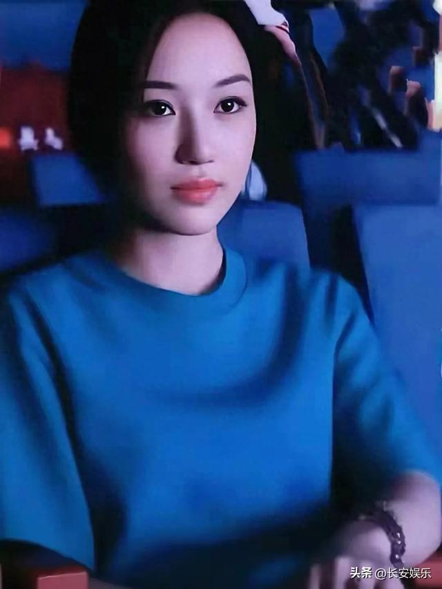 王菲女儿李嫣兔唇消失后，神似当年某冰冰，气质清新脱俗，太美了
