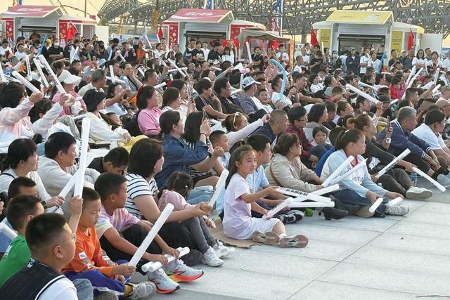 歌声醉秋夜 欢腾庆双节 2025长春文旅街头音乐会点燃城市文化热情