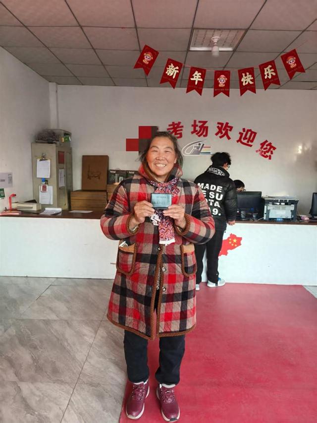 65岁麦子阿姨骑行70多公里去河北考驾照，常常刷题至深夜，想买二手车带老伴自驾游，未来还想学游泳和骑马