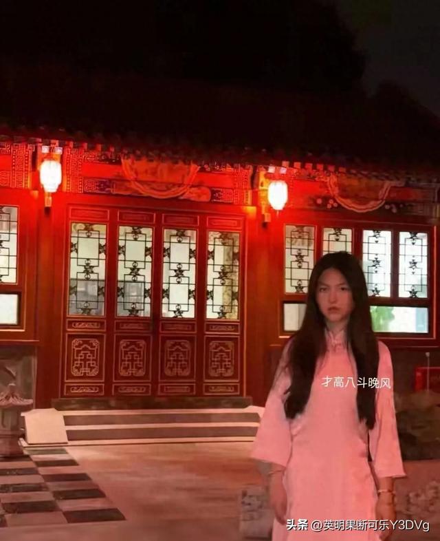 李湘的女儿王诗龄在自家北京小院拍照，配这个色调看上去有点吓人