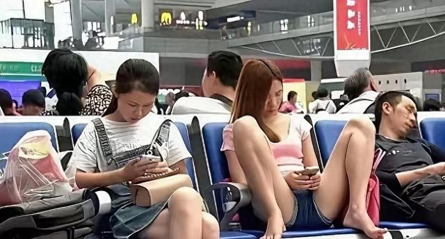 候车厅女孩坐姿惹争议，传统家教与现代观念的碰撞