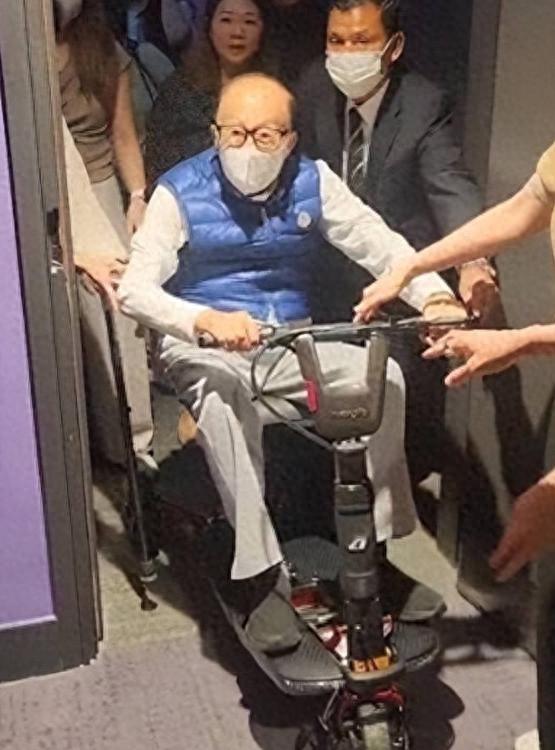 2909亿身家有何用？97岁的李嘉诚无力回天，两个60岁儿子已成心病