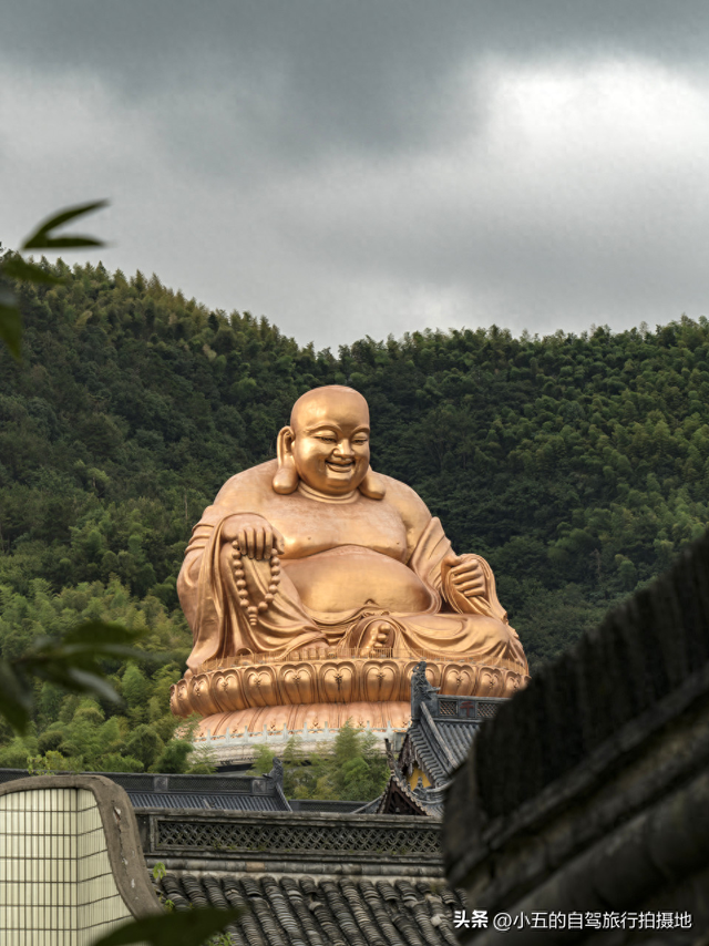 雪窦寺暴走攻略：弥勒大佛喊你摸头打卡！素斋面香到出家人破戒？