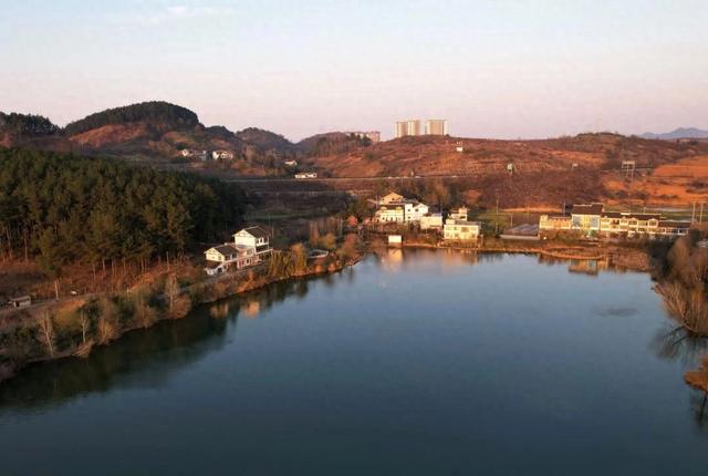 黔西坪子社区：青山环碧水 农旅富乡邻