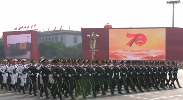 你的国庆记忆是什么？从威武阅兵到出门旅游，一部简史暴露年龄