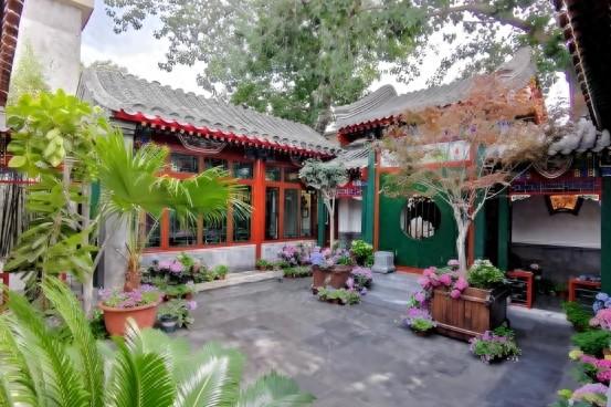 北京大爷四合院藏“百瓶茅台”，拒行家万元一瓶收购，故宫都不换