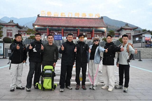 陪爬、陪玩、陪诊……陪伴生意咋这么火？