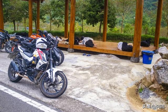 在亭子里倒头便睡？抓拍到一群湖南保靖或者路过摩友的洒脱一幕