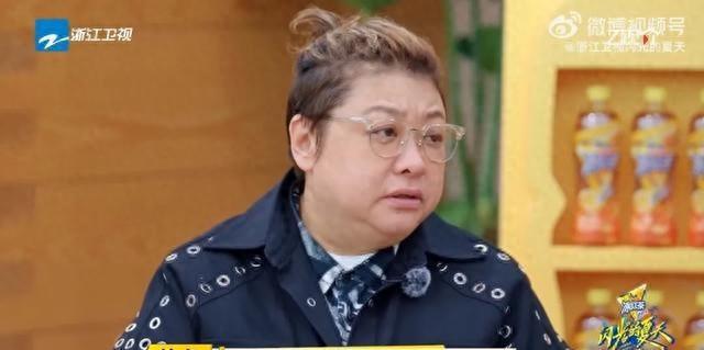 54岁韩红瘦40斤美到认不出	，穿夹克配马丁靴，时尚得像变了个人