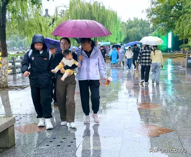 新华社原军事记者陶俊峰泉城美拍：《秋雨中游览大明湖》