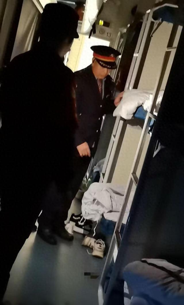洛阳开宁波硬卧车厢一男子夜间在过道大便，目击者称当事人拉到了其他乘客物品上	，列车工作人员回应：双方旅客已达成和解