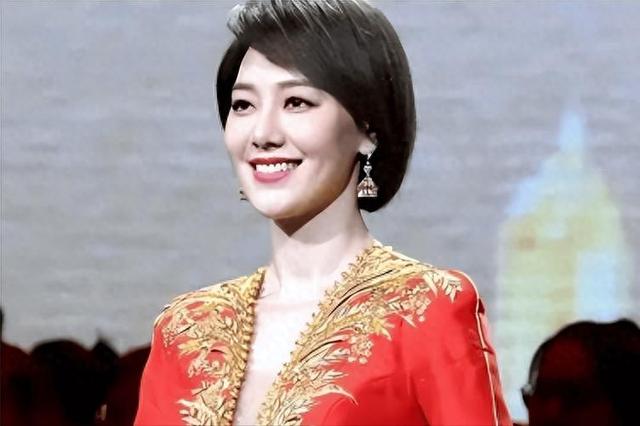 讨好大佬，陪睡上位，遭央视“开除”	，她身上的标签哪个才是真的