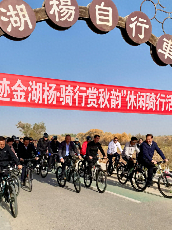 千年胡杨焕新彩 骑行与旗袍共绘泽普秋日新图景