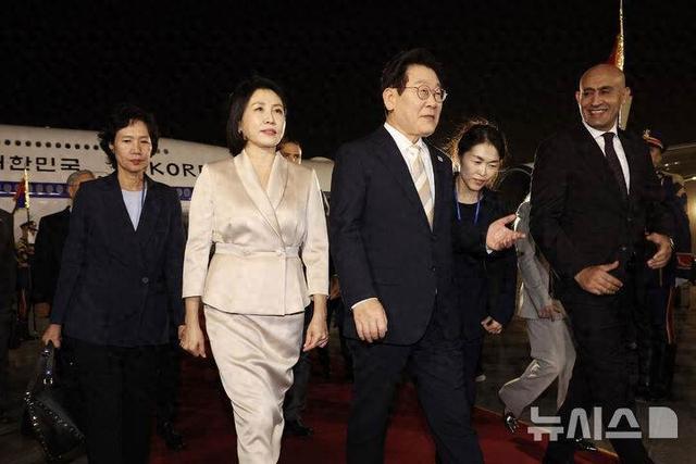 韩国第一夫人惊艳了埃及！59岁穿丝绸收腰裙，小腹凸起也难掩风韵